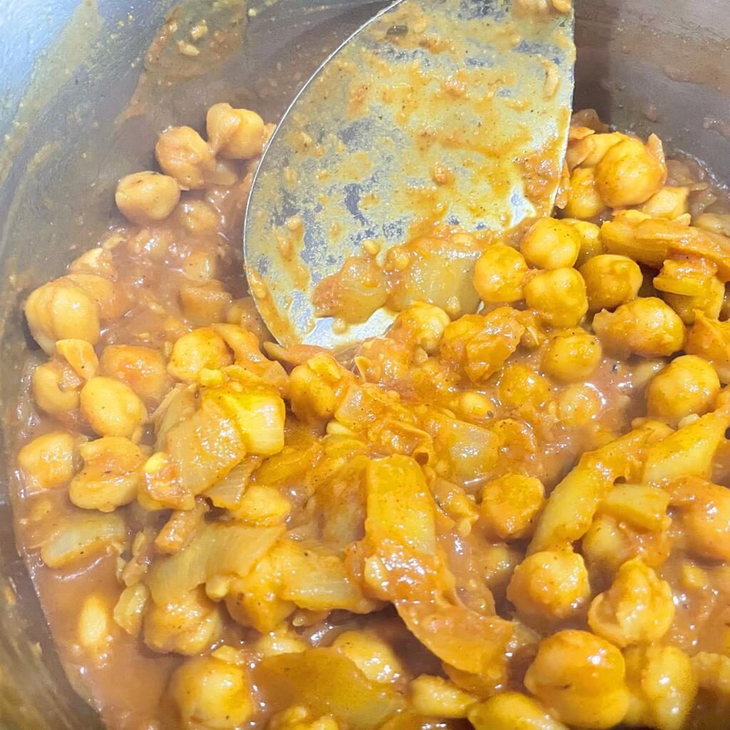 chickpea with sauce curried